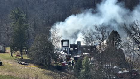 el humo se eleva de una casa en llamas en una zona rural de una pequeña ciudad estadounidense.