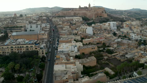 Inclínate-Hacia-Arriba-Revelando-El-Castillo-De-La-Fortaleza-Del-Castillo-En-La-Isla-De-Gozo,-Malta