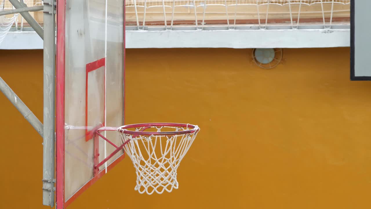 la pelota de baloncesto vuela a la canasta en el viejo salón de deportes.