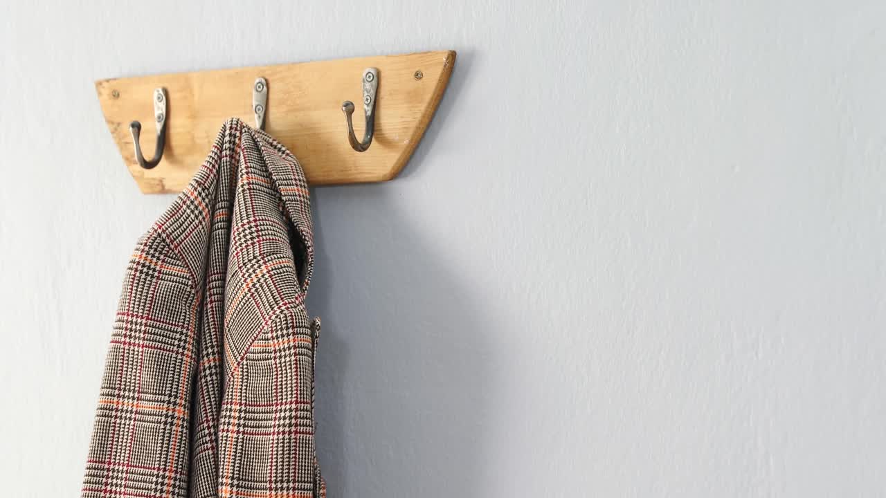 el blazer colgado en el gancho 4k