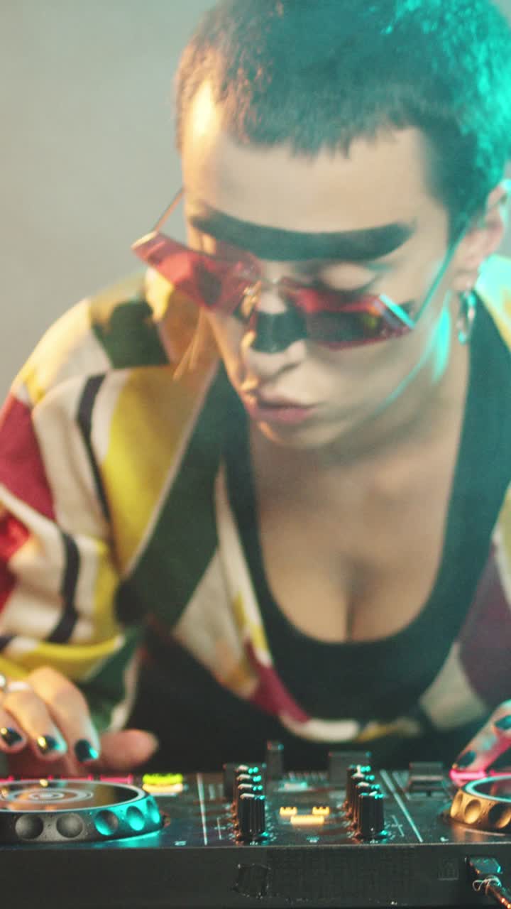 Dikey Video Genç ve havalı bir sanatçı pikaplarla DJ’lik yapıyor