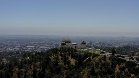 Vista-Aérea-Moviéndose-Hacia-El-Observatorio-En-Los-Angeles