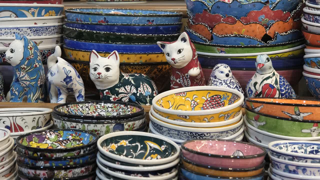 숲에서 배 ⁇ 을 들고 있는 십대