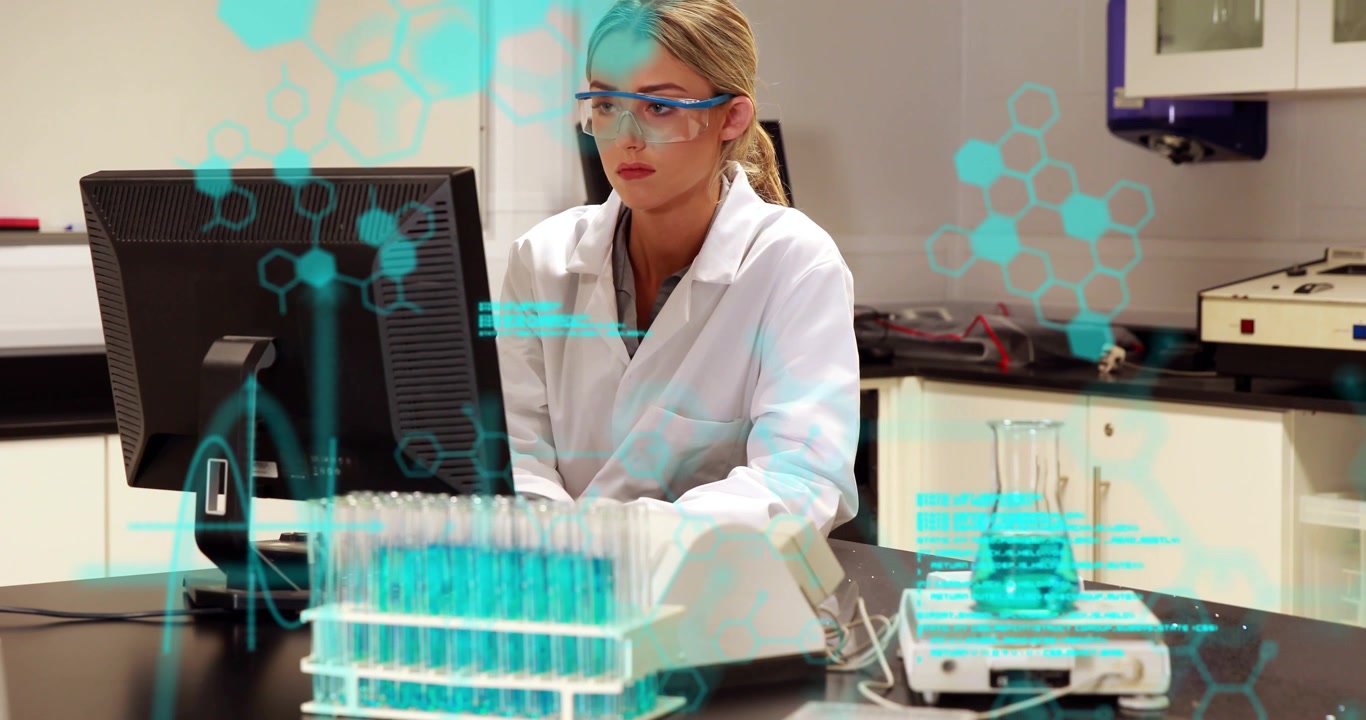 Tecnico di laboratorio che esamina lo schermo e controlla i campioni, con sovrapposizioni color verde acqua che appaiono, guidando l'analisi dei dati.