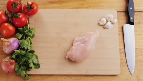 preparación de pecho de pollo crudo