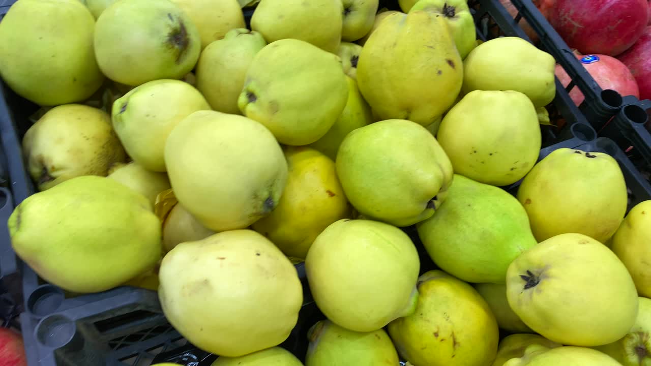 varias frutas deliciosas: peras, granadas y ciruelas