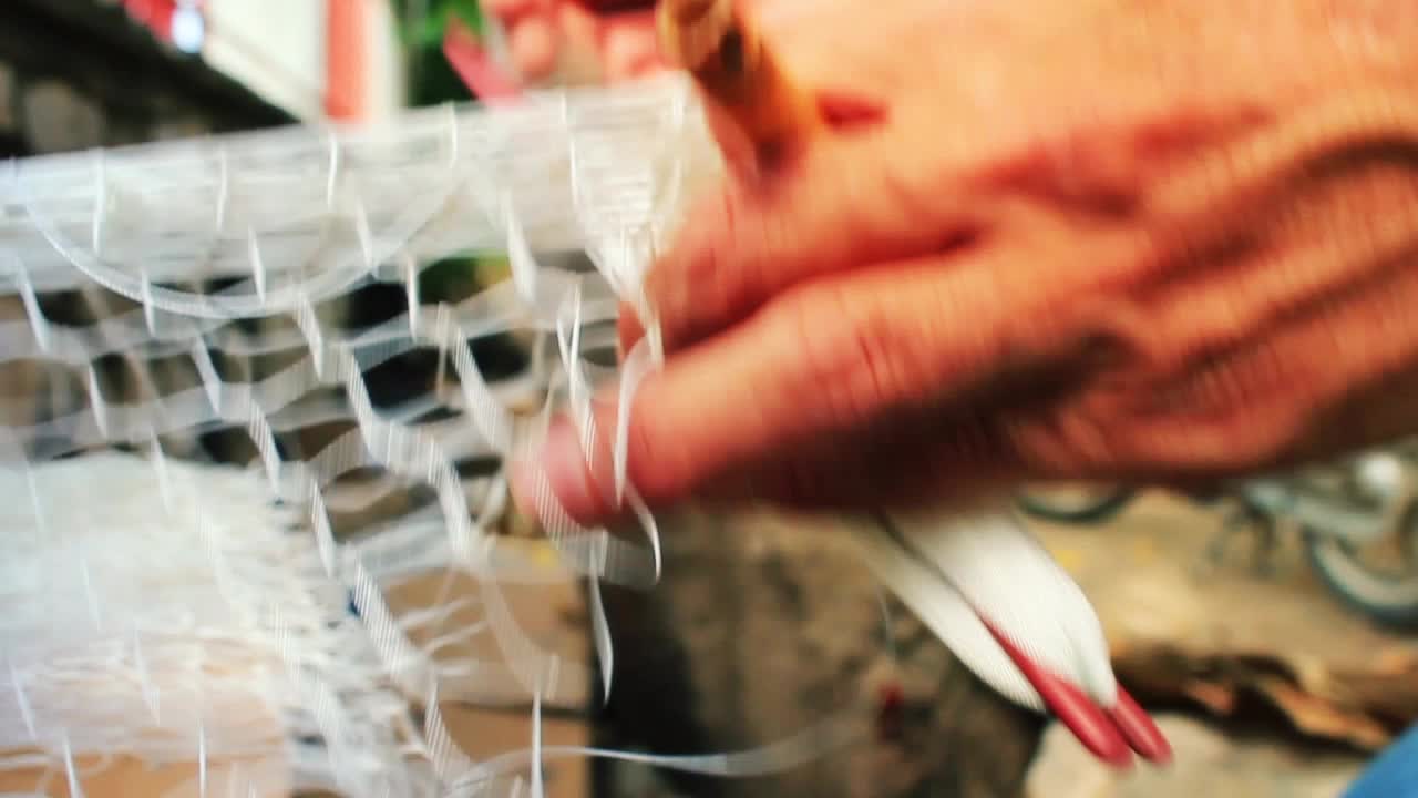 ⁇ 시 ⁇  은 물고기 그물 을 수리 하고 있다 2