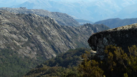 vista de las montañas rocosas del parque nacional de geres en portugal