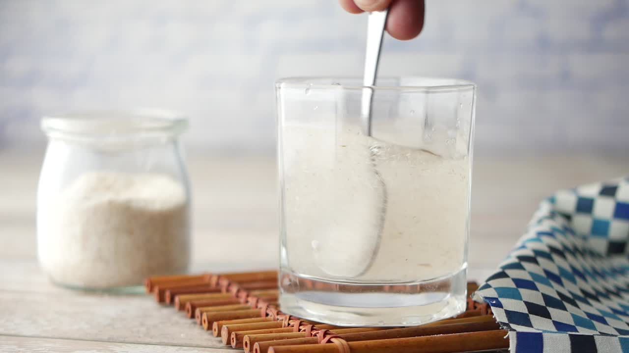 preparando un postre de gelatina