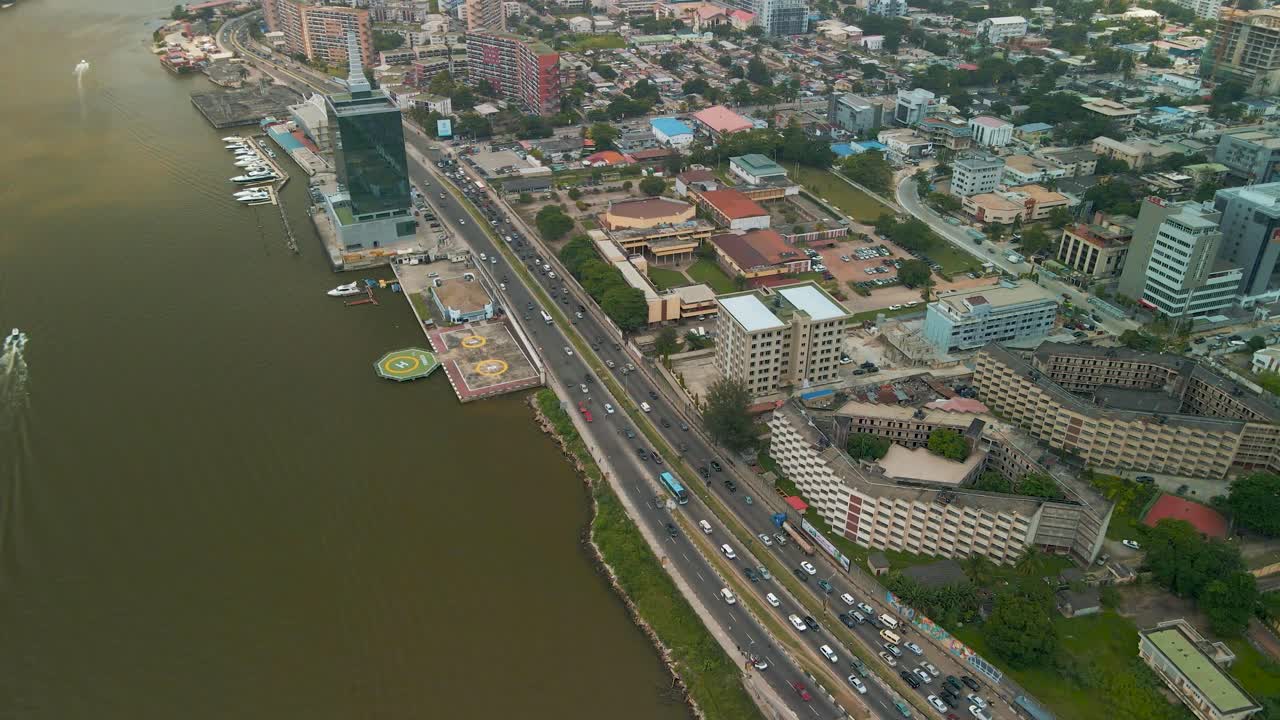 tráfico y paisaje urbano del puente falomo, la facultad de derecho de lagos y la torre del centro cívico en lagos, nigeria