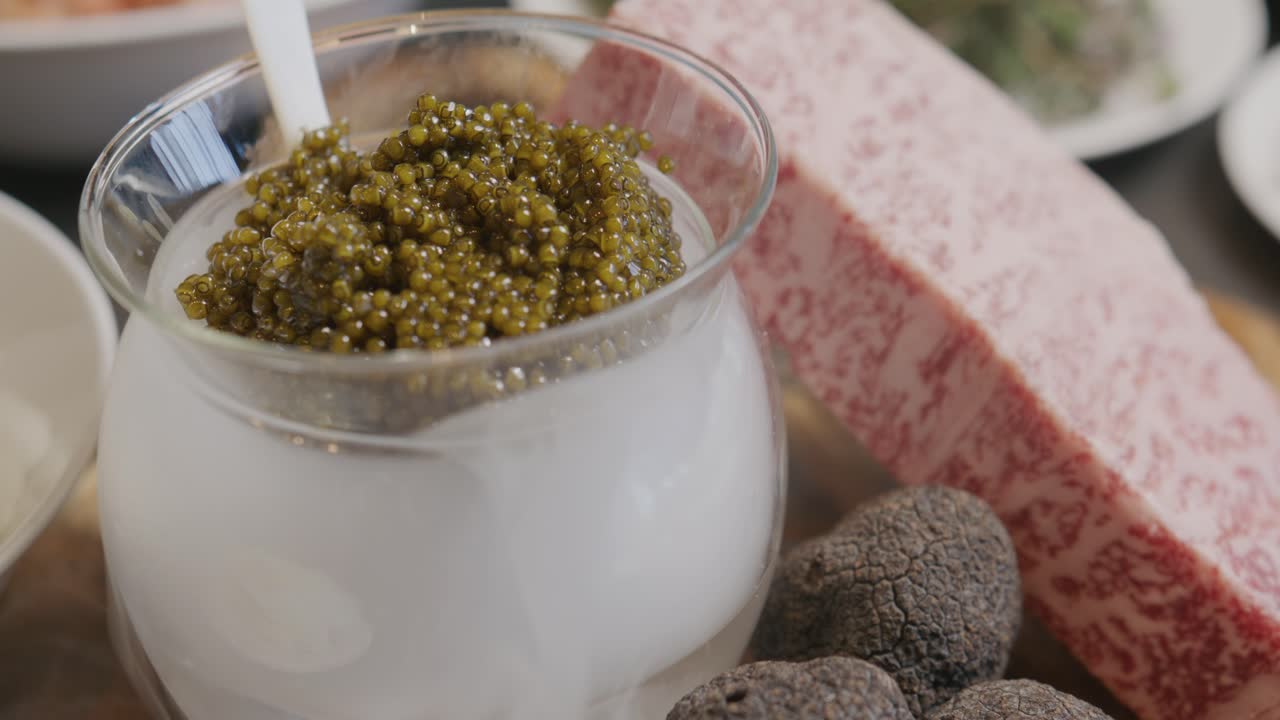 카비아르 는 건조 한 얼음 위 에 놓여 있어 매혹적 인 시각적 효과 를 만들어 낸다