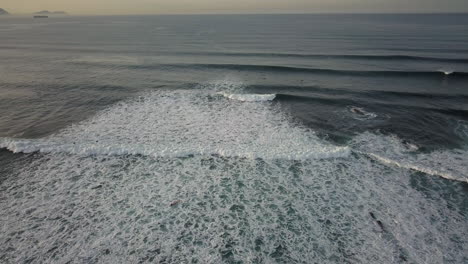 Vista-Aérea-De-Las-Olas-Que-Salpican-El-Océano,-Aguas-Marinas-Onduladas-De-Color-Azul-Oscuro-Con-Espuma-Blanca---Disparo-De-Drones