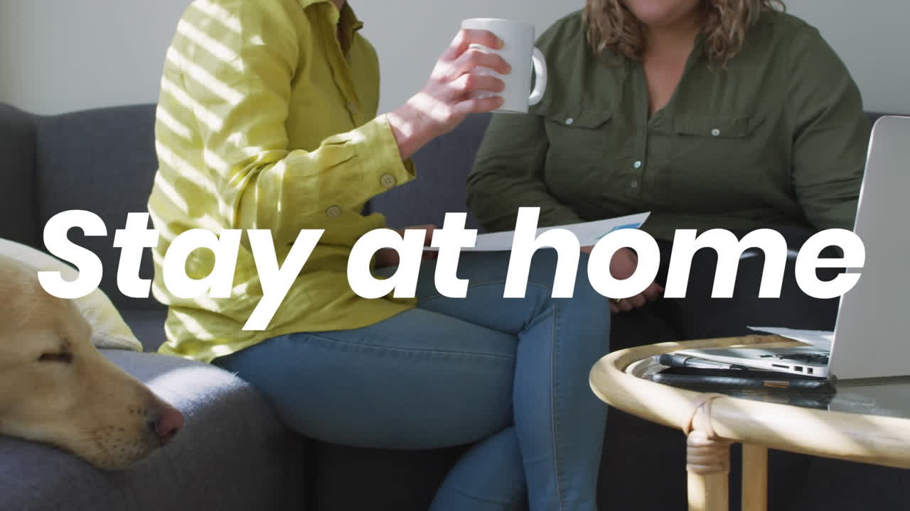 노트북을 사용하는 백인 여성 커플에 대한 집에 머무는 텍스트의 애니메이션