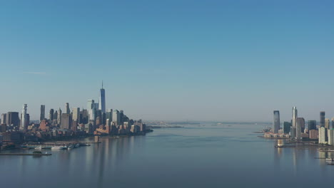 una vista de drones sobre el río hudson temprano en la mañana