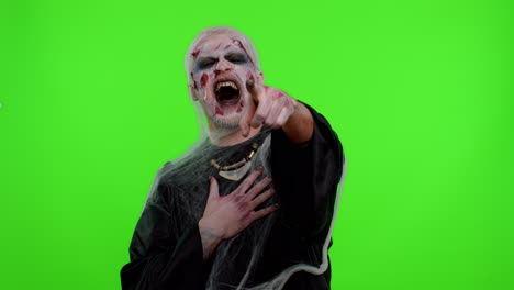 Halloween-Zombie-Mann-Zeigt-Mit-Dem-Finger-Auf-Die-Kamera,-Lacht-Laut,-Verspottet-Und-Macht-Einen-Lustigen-Witz
