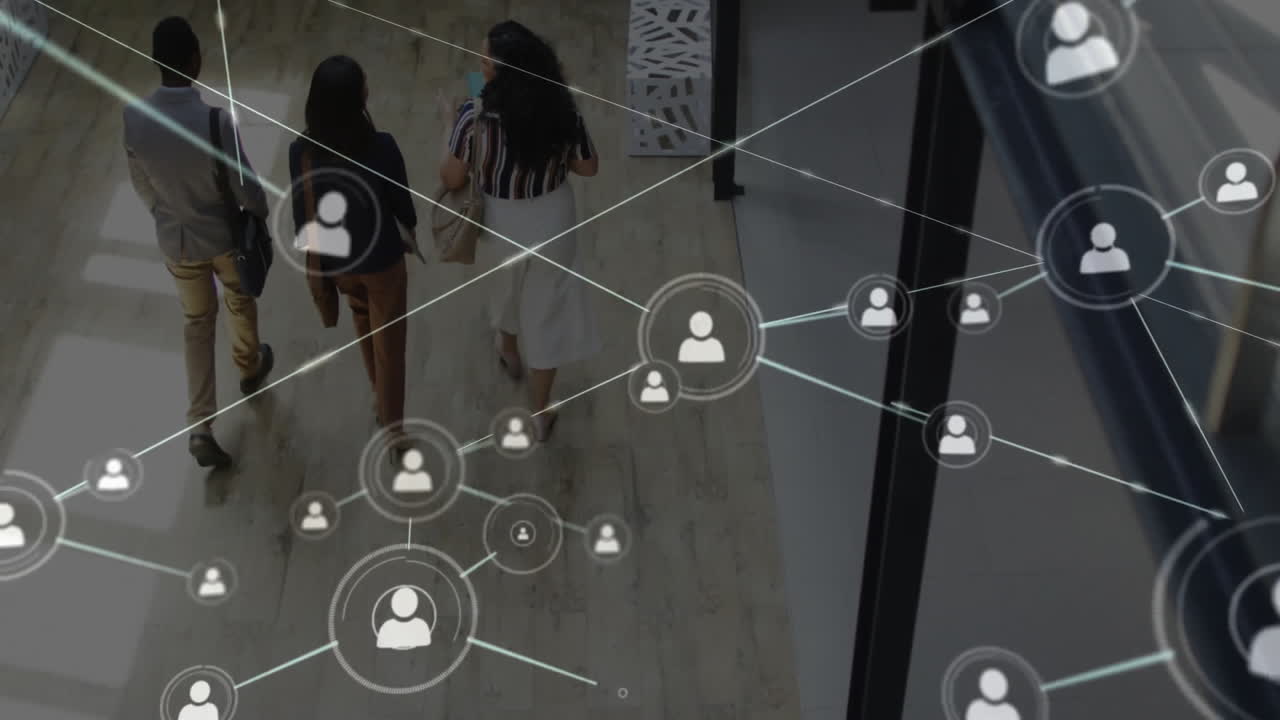 red de conexiones y animación de procesamiento de datos sobre personas que caminan en la oficina
