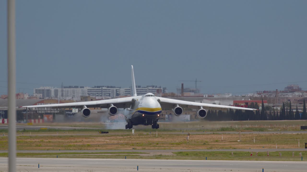 Antonov Airlines An-124 in avvicinamento finale su Valencia.