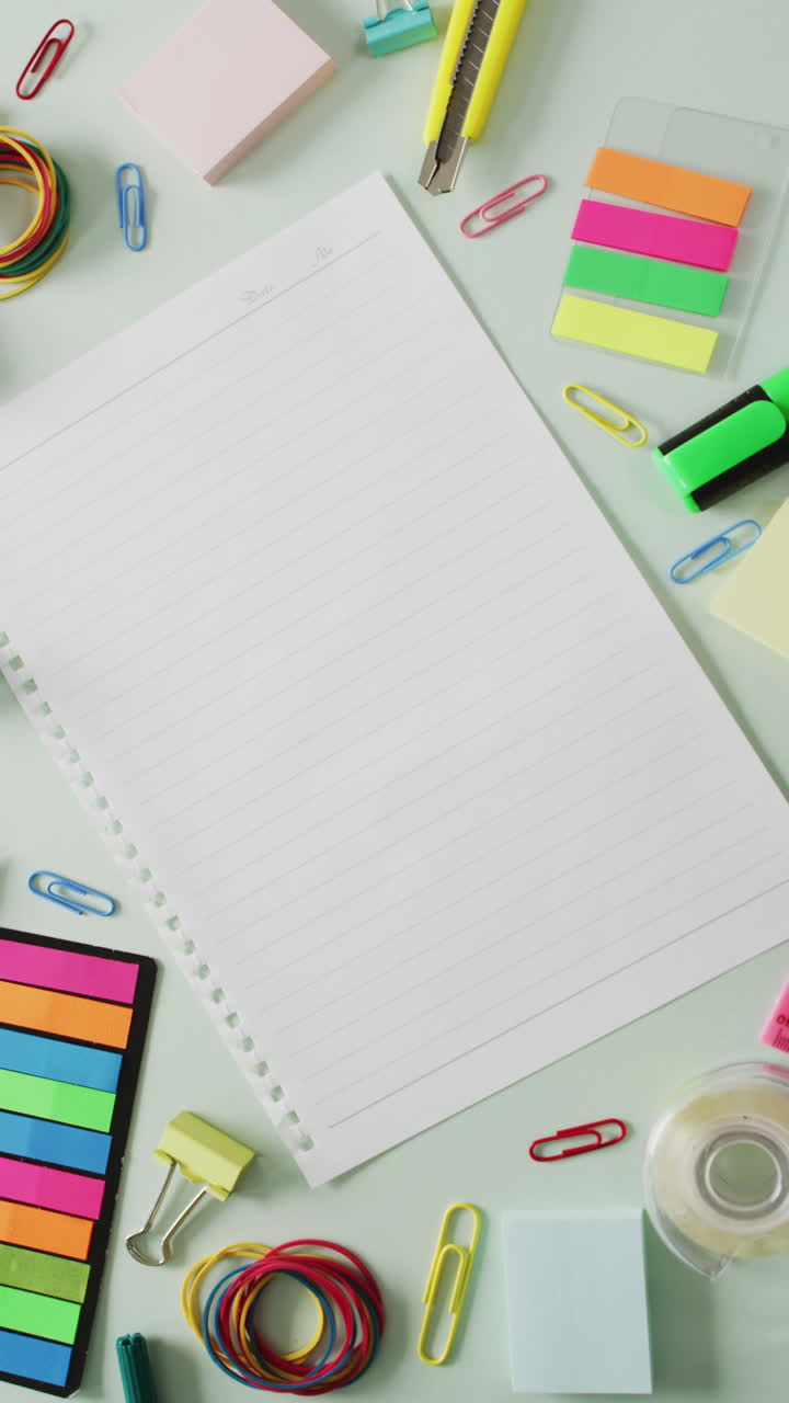 video vertical de la hoja con espacio de copia y marco con diversos equipos de oficina