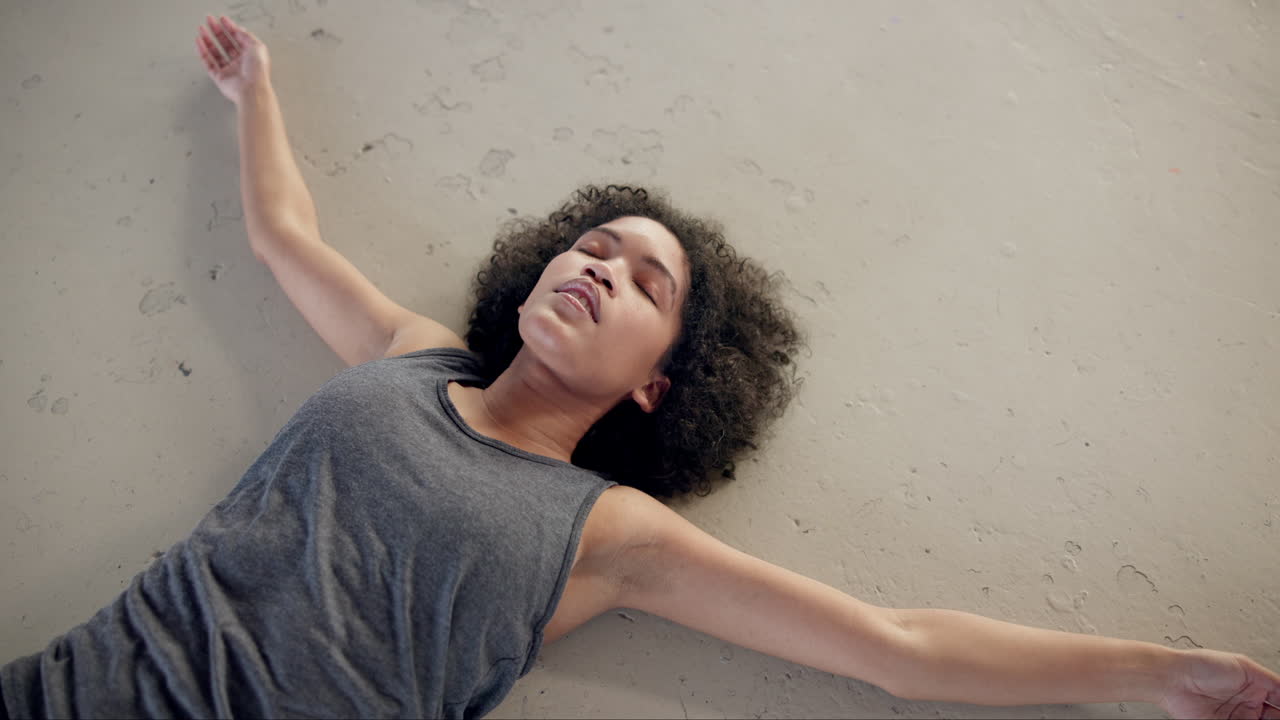 bailar, cansado y una mujer respirando en el suelo