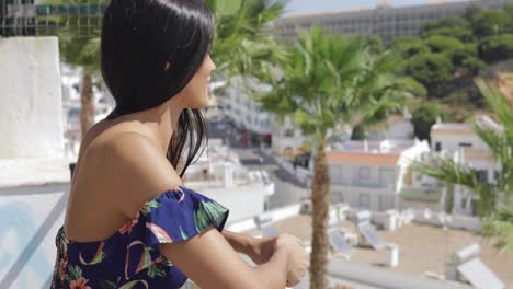 Mujer-Elegante-Posando-En-La-Terraza