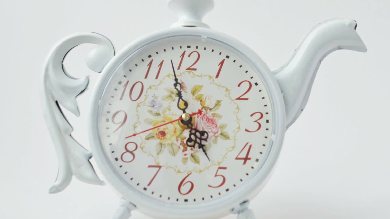 È l'ora del tè. Le cinque. Ripresa in time-lapse.