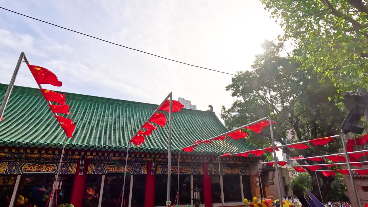 las banderas ondeando en el templo de wong tai sin