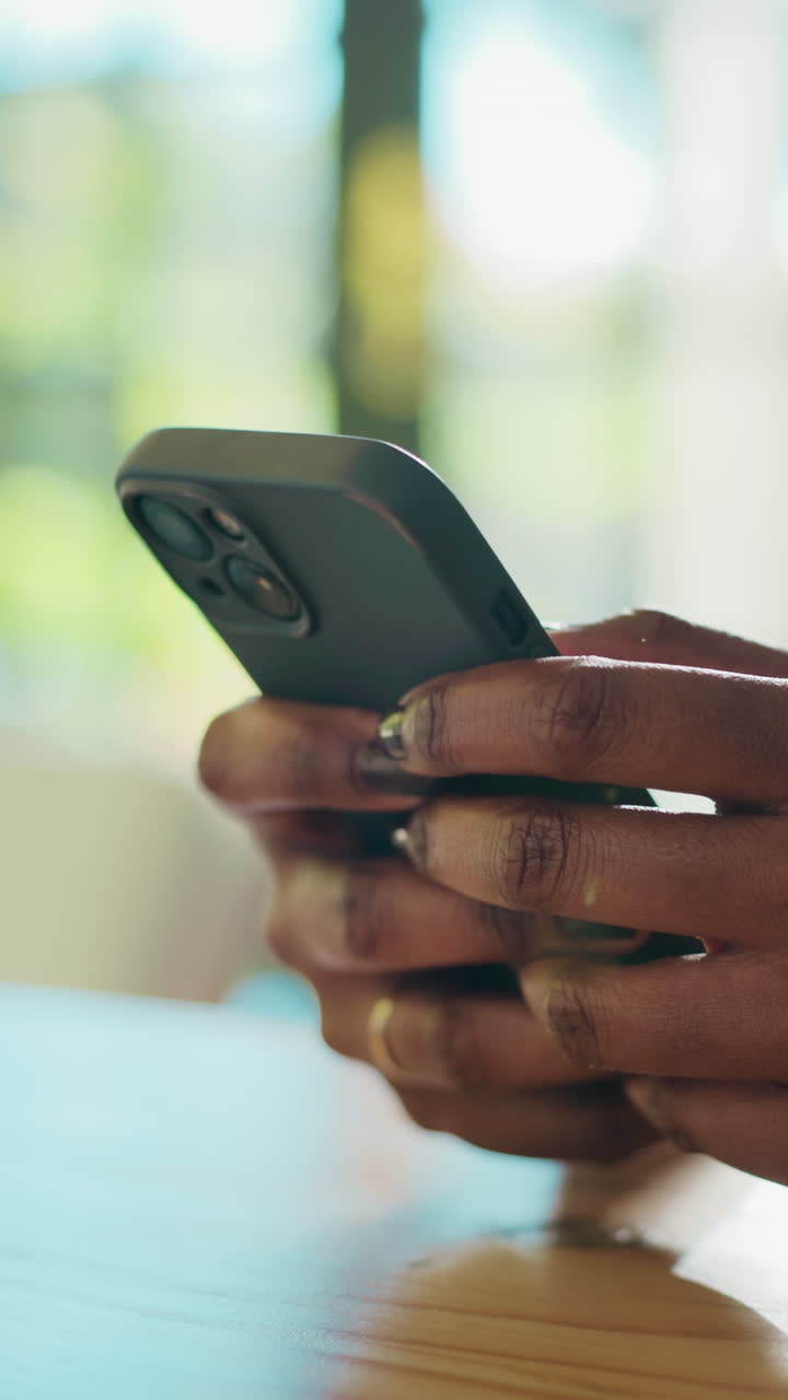 Primo piano di mani che scorrono su uno smartphone