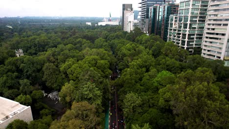 Luftdrohnenaufnahme-Der-Läufer-Des-Mexiko-stadtmarathons,-Der-Durch-Das-Polanco-viertel-Führt