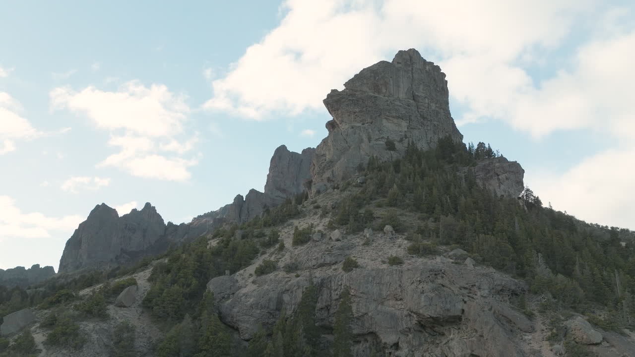 impresionante gran angular aéreo de un pico de montaña en argentina