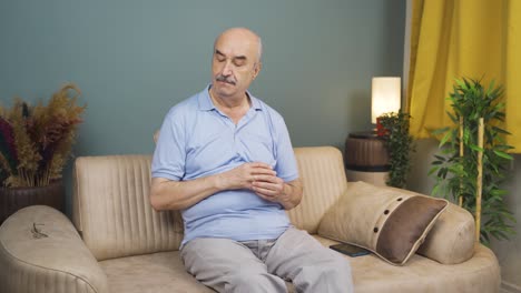 Anciano-Pensativo-Con-Un-Anillo-En-La-Mano.-Pensamiento-De-Separación.