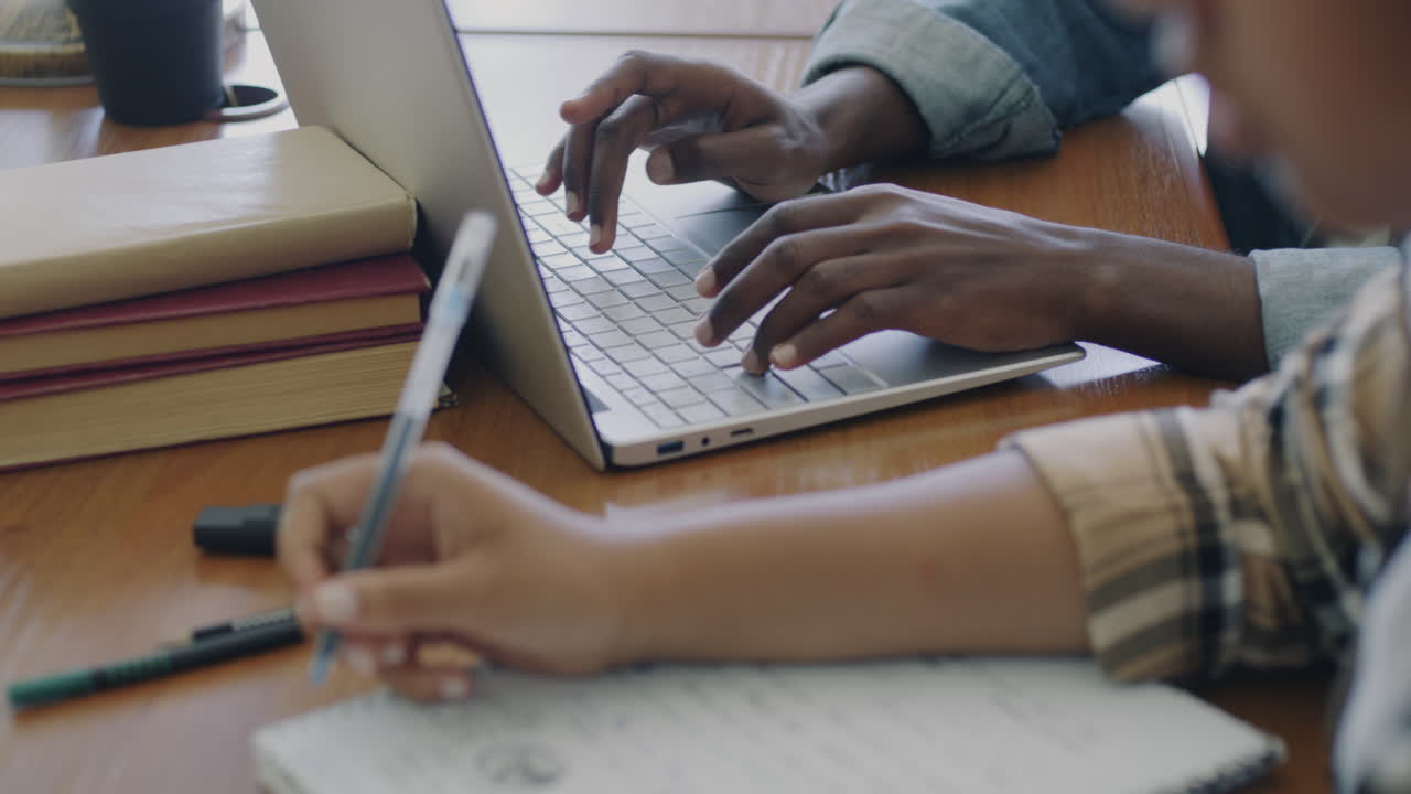 estudiantes estudiando juntos