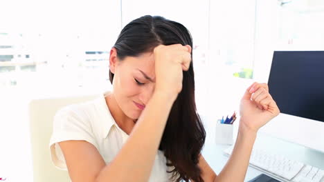 una mujer de negocios enojada gritando a la cámara.