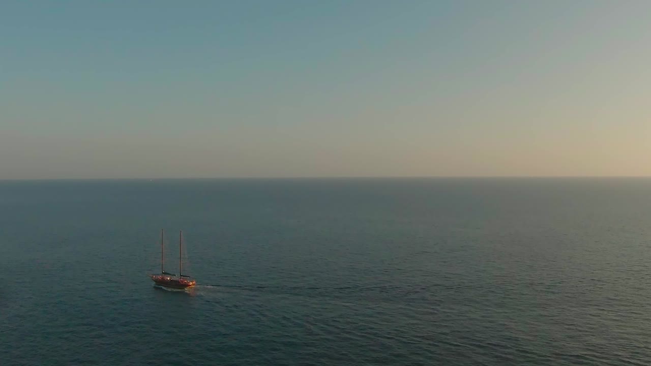 un barco solitario navegando en el gran y hermoso océano azul