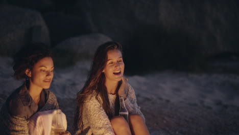 fiesta en la playa al atardecer con hoguera y malvaviscos asados con amigos