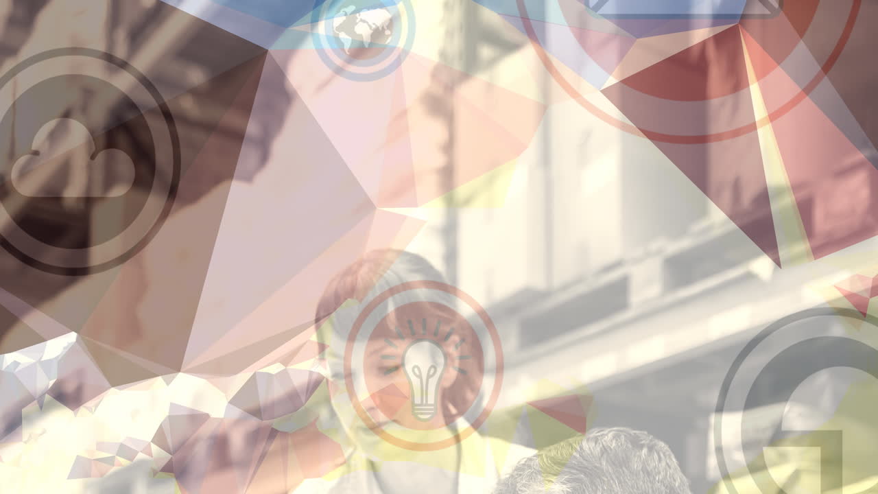 창고 에서 일 하는 백인 여성 감독자 에 대항 하여 떠다니는 여러 개의 디지털 아이콘