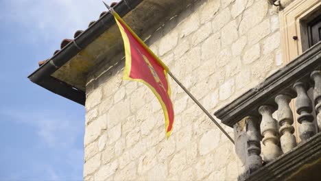 Bandera-De-Montenegro-En-Un-Edificio-Antiguo-En-Kotor,-Montenegro,-Tiro-Estático