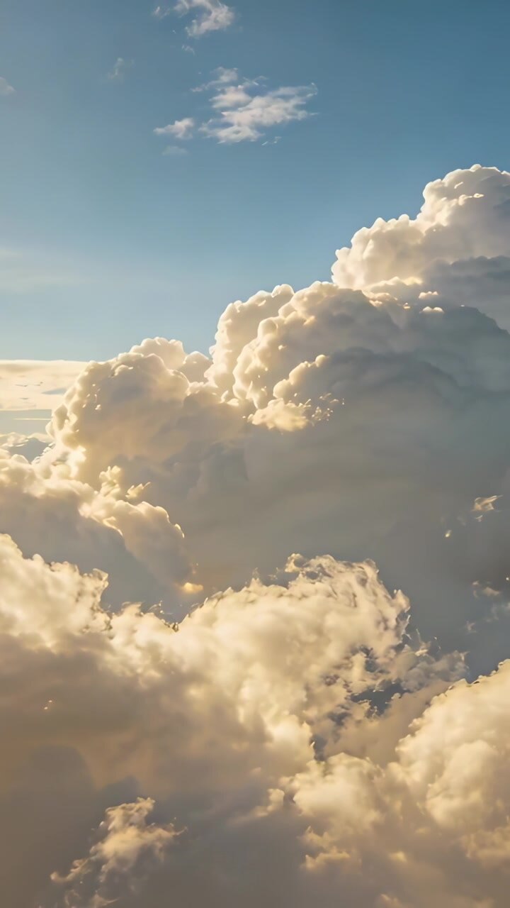 Video verticale: Telecamera in movimento che mostra imponenti cumuli sopra le nuvole, evidenziando i dettagli verticali.