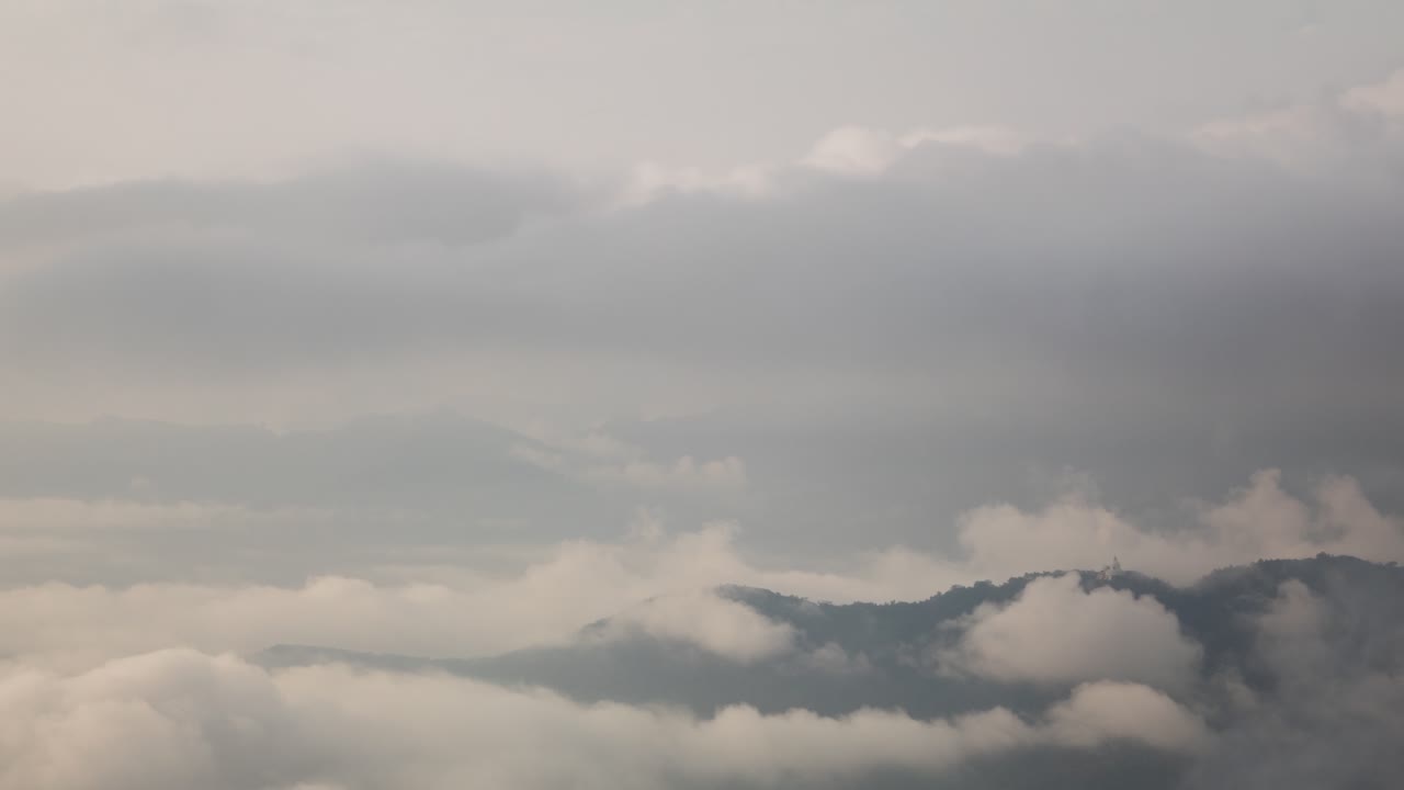 안개가 가득한 산의 풍경