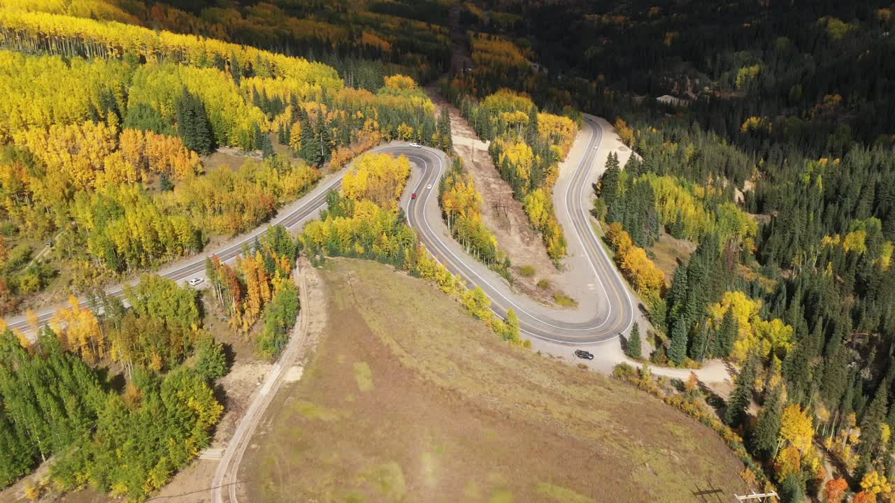 colores de otoño en pleno apogeo a lo largo de un sinuoso camino de montaña en colorado