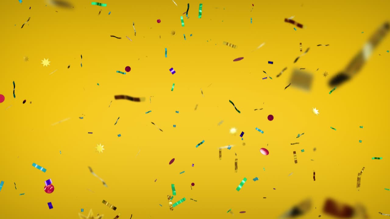 Slow motion. Loop senza soluzione di continuità. Pacchetto di esplosioni di coriandoli oro, rossi, verdi, viola su sfondo giallo con schermo verde. Nastri colorati che volano. Concetto: festa, compleanno, sorpresa, invito.