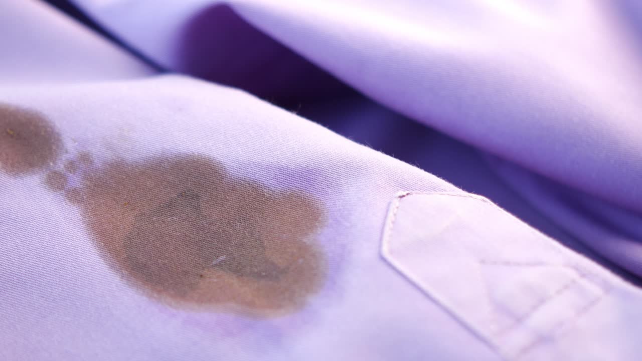 기름 얼룩 이 있는 보라색 셔츠 의 근접