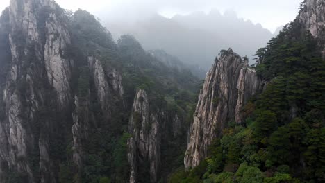 hermosa montaña amarilla de huangshan en la cubierta de nubes de niebla, anhui china, vista aérea