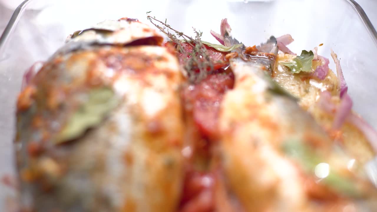 pon la bestia de mar en el plato y agrega las hierbas de provenza