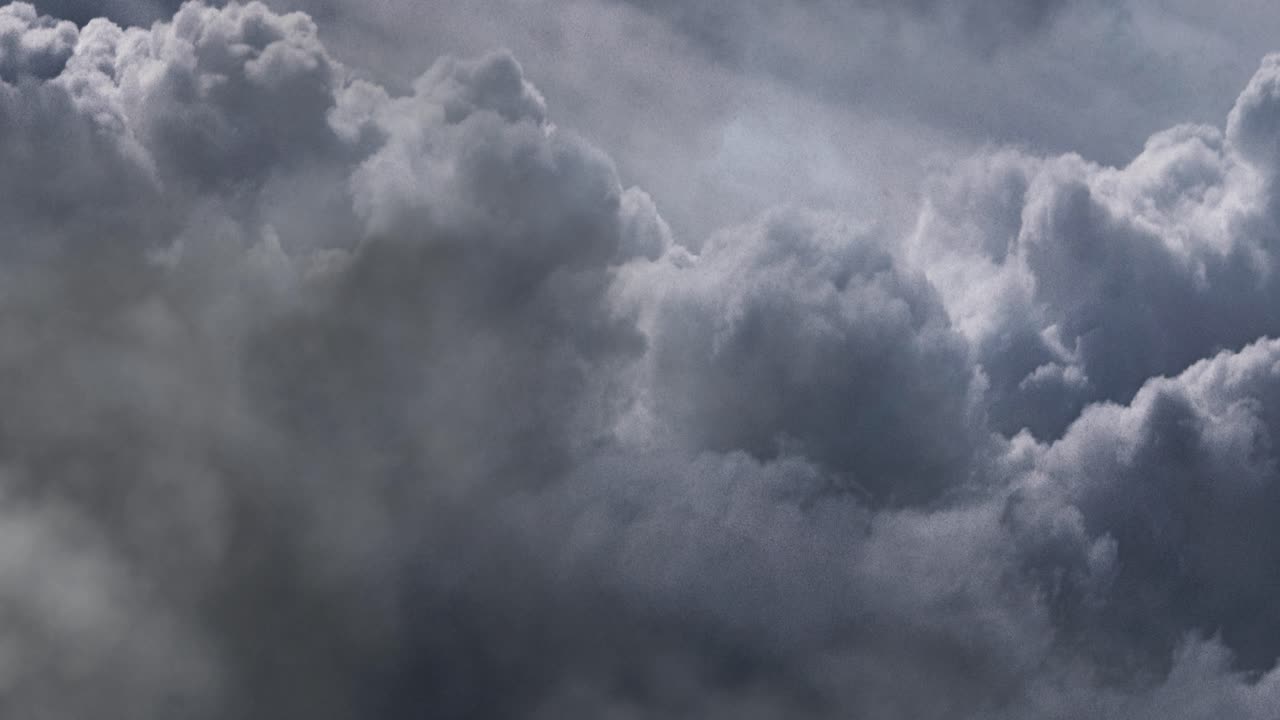 어두운 하늘에서 빛나는 번개와 천둥