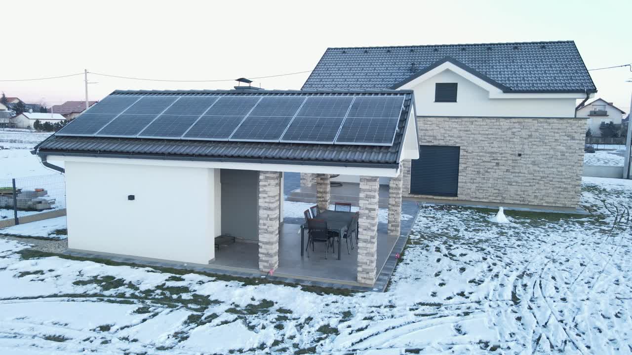 지붕 태양 전지판은 겨울 눈 동안 미국 이웃의 집에