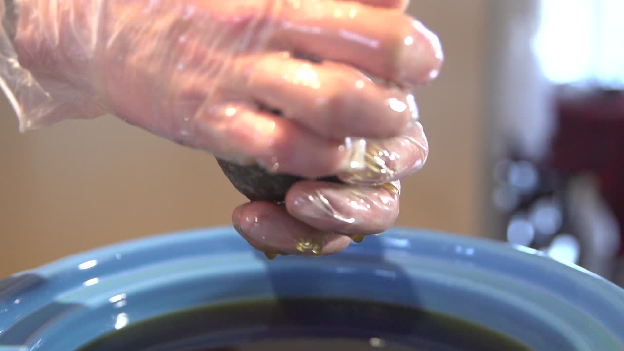 exprimir aceite caliente de cogollos de marihuana llenos de pantimedias, cerrar