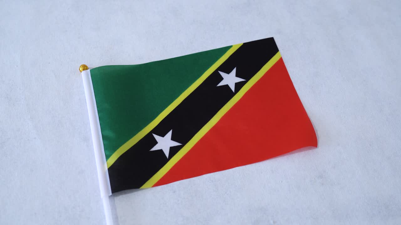 Bandiera del paese insulare di Saint Kitts e Nevis. Concetto di bandiere delle Piccole Antille su sfondo bianco
