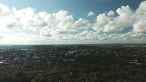 Paisaje-Urbano-De-Fayetteville-Rodeado-De-árboles-Forestales-En-Mount-Sequoyah,-Arkansas,-Estados-Unidos.