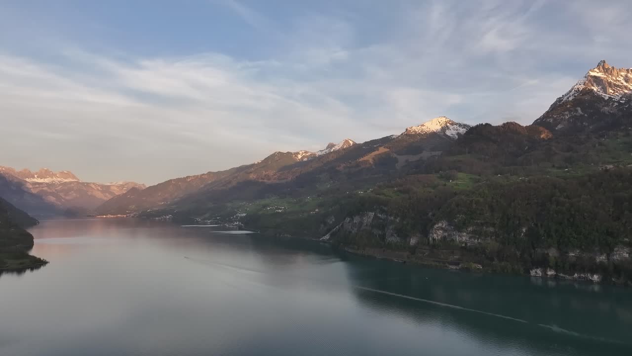 el resplandor del amanecer alpino sobre el lago walensee, suiza - desde el aire