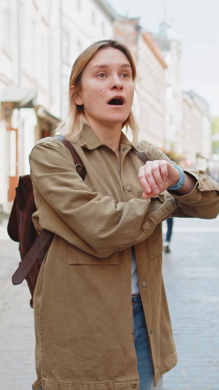 mujer joven asustada preocupada por ser puntual con ansiedad comprobando la hora en el reloj llegando tarde al trabajo